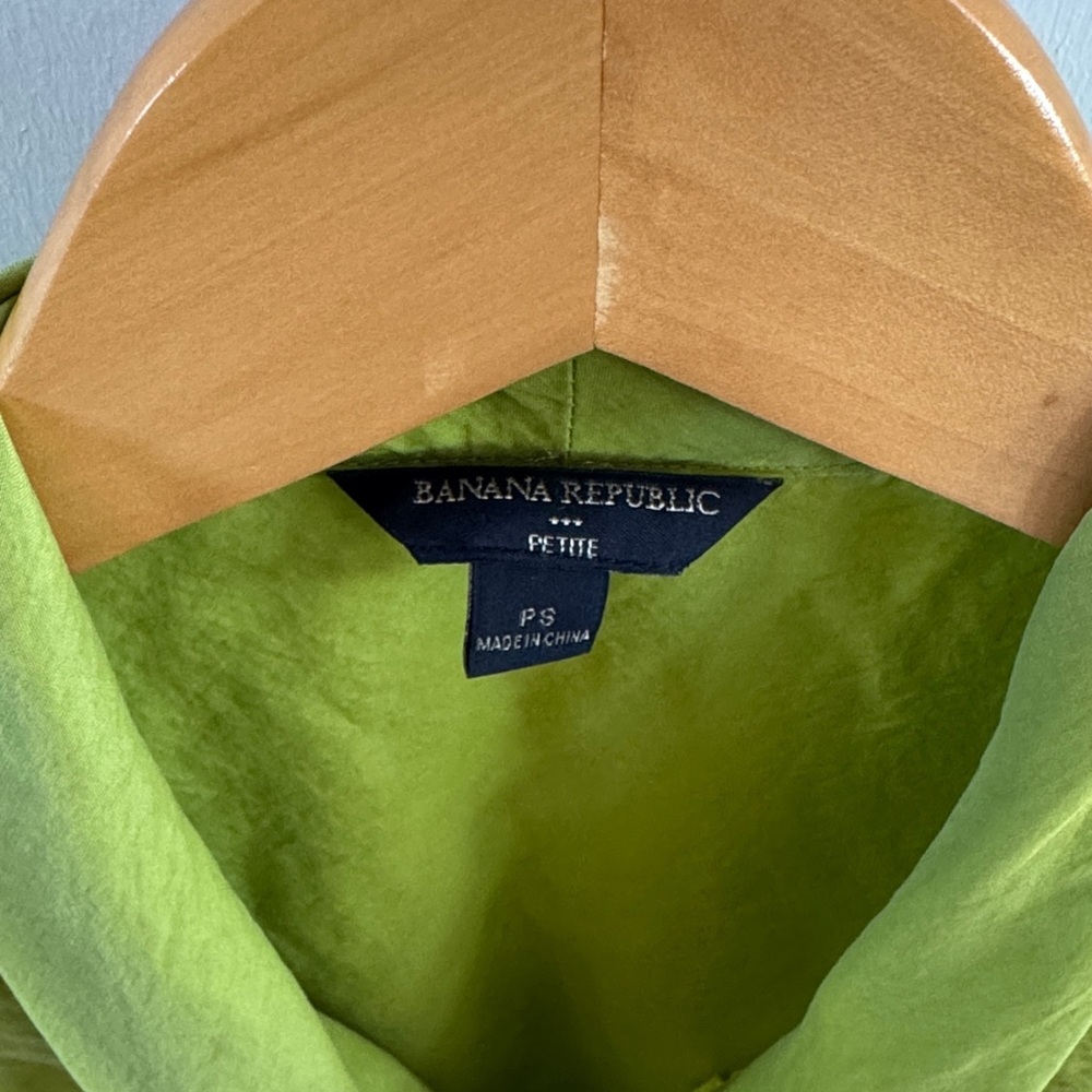 💚 Banana Republic Green Tie-Front Blouse
Size Small - Picture 2 of 8